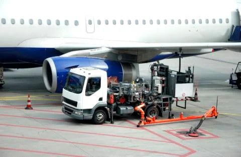 Refueling an airplane Stock-Fotos