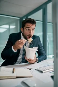 Refueling and concentrating on work at the same time. a focused young Foto stock