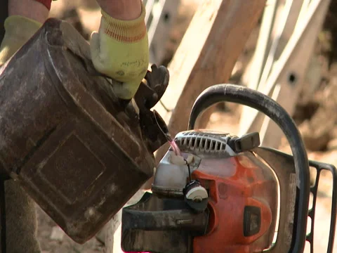 Refueling a chainsaw Video stock 80367869