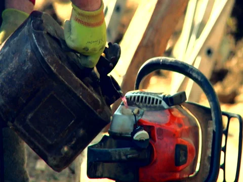 Refueling a chainsaw Video stock 80368015