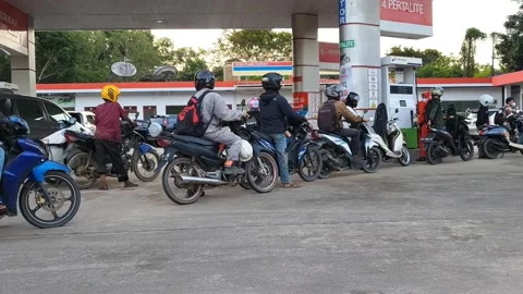 Refueling queue 스톡 동영상 211817915