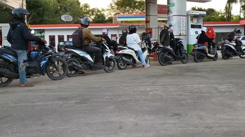 Refueling queue 스톡 동영상 211817928