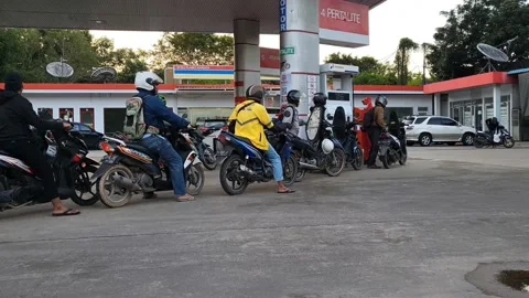 Refueling queue 스톡 동영상 211817981