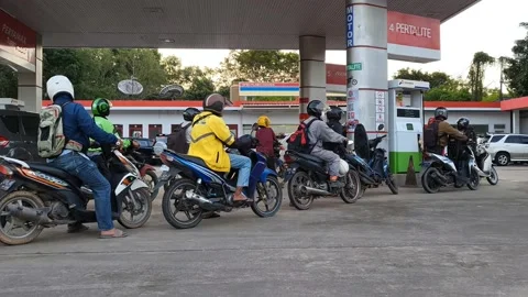 Refueling queue 스톡 동영상 211818016