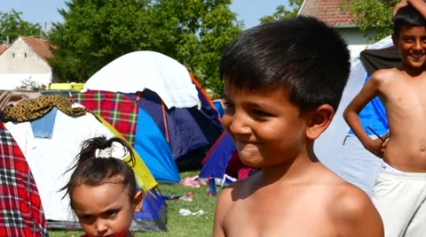 Refugee children play close to the border of Serbia in Tovarnik 스톡 동영상 58657599