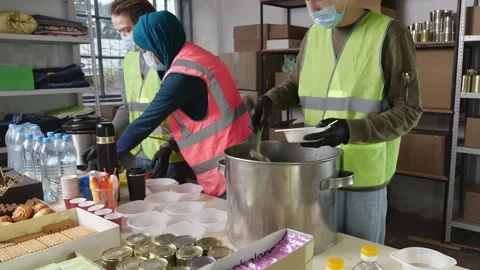 Refugee Community Kitchen serves hot, nourishing meals to displaced people 库存影片 224866014
