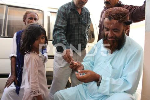 Refugee Girl getting Cholera Vaccination in Pakistan Stock Photos
