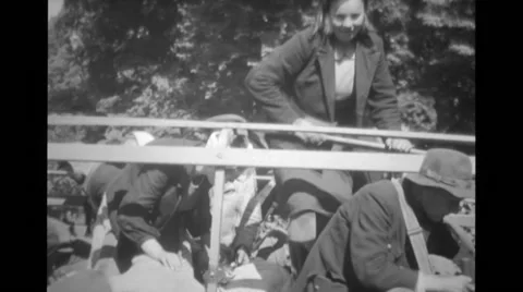 Refugees getting out of a vehicle Stock Footage 39907951