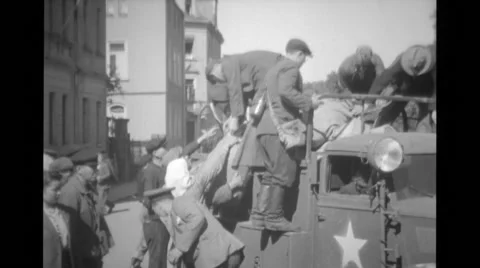 Refugees getting out of a vehicle Stock Footage 39907970