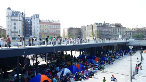 Refugees stranded at the Keleti Train station in Budapest Vídeos de archivo 54732043