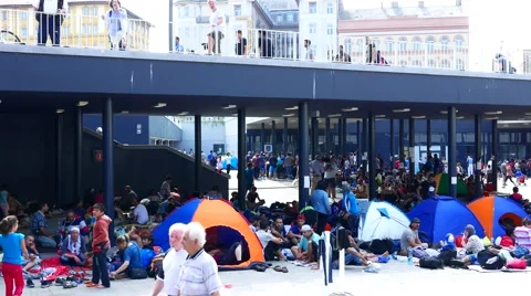 Refugees stranded at the Keleti Train station in Budapest 库存影片 54732514
