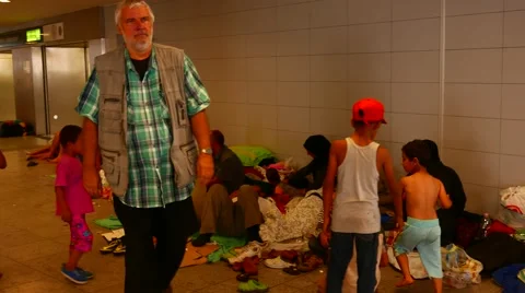 Refugees stranded at the Keleti Train station in Budapest Stock-Footage 54732639