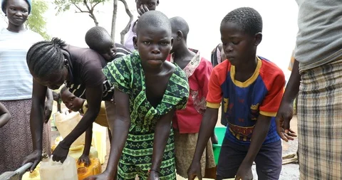 Refugees at the Water Taps Vídeo Stock 93926393
