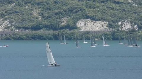 Regatta of catamarans 動画素材 90585156