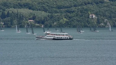 Regatta of catamarans 動画素材 90585224