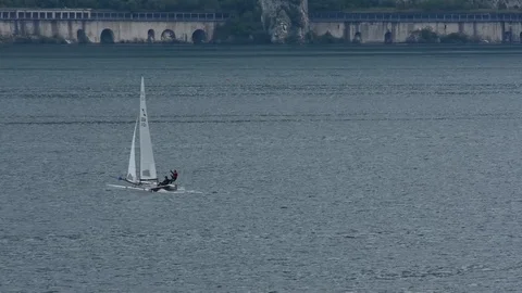 Regatta of catamarans 動画素材 90585261