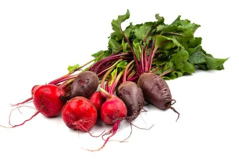 Regionales, saisonales Gemüse - - Rote Bete und Ringelbete mit Grün auf we. Stock Photos