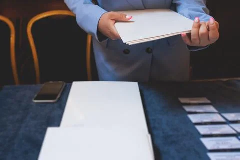 Registration desk table, process of checking in on a conference congress fo.. Foto stock