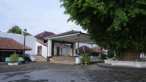 "Regol Kemagangan" is the dividing gate between the Kemagangan Complex and the Видео 331230486
