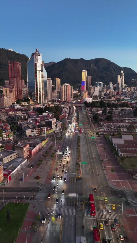 A regular day in the city Vídeos de archivo 302228388