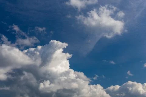 Regular spring clouds on blue sky at daylight. Close shot wit telephoto lens and Stockfoto's