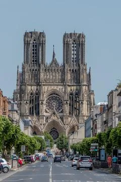 Reims Cathedral front facade view from Libergier street, France Stockfoto's