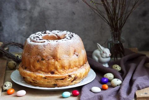 Reindling, german and austrian easter cake in easter decoration. Rustic style Foto stock