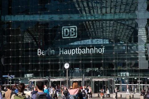  Reisende gehen in den Hauptbahnhof von Berlin am 25.09.2023 *** Travelers... Stock Photos