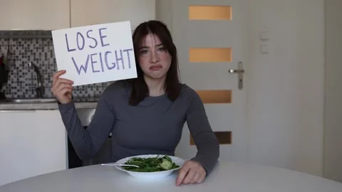 Rejecting toxic beauty standards Video stock 334576833