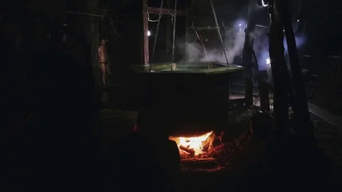 Rejuvenating a cast iron tub for bathing over the fire Vídeos de archivo 84393207