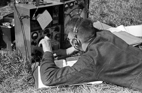 Rekruten der Luft Funker an seinem Funkgerät auf dem Flugfeld der Flieger .. Stock Photos