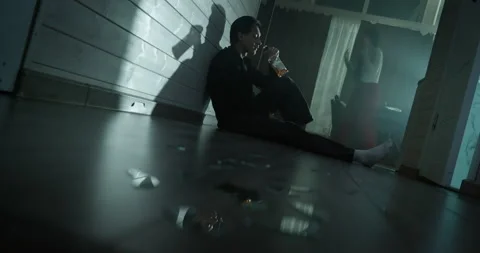 Relationship problem. Couple quarrel at home, drunk man alcohol addiction. Vidéo 337993790
