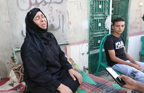 Relatives of Egyptians killed in Eastern Libya floods react after receiveing bod Stockfoto's