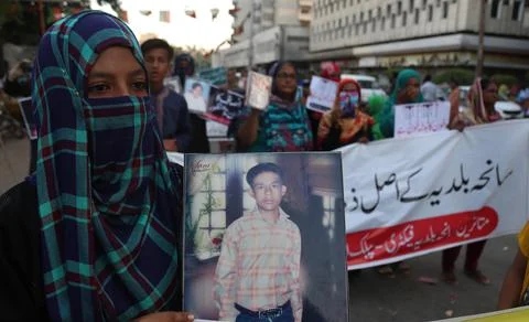 Relatives of the victims killed in Baldia garment factory protest, Karachi, Paki Stock Photos