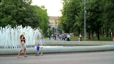 Relax by the fountain Stockbeeldmateriaal 11357857