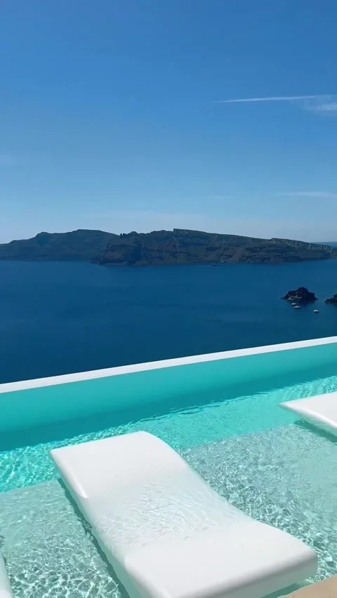 Relax by the pool with ocean view in Santorini, Greece. Vídeos de archivo 335079564