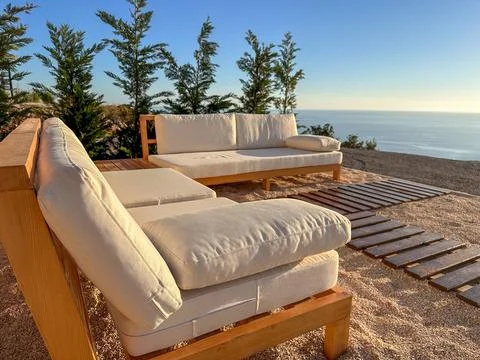 Relaxation area on a cliff with white sofas and panoramic sea views Stock-Fotos