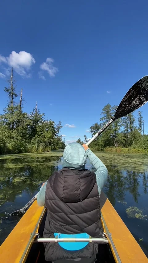Relaxed kayaking on the river Vidéo 245683610