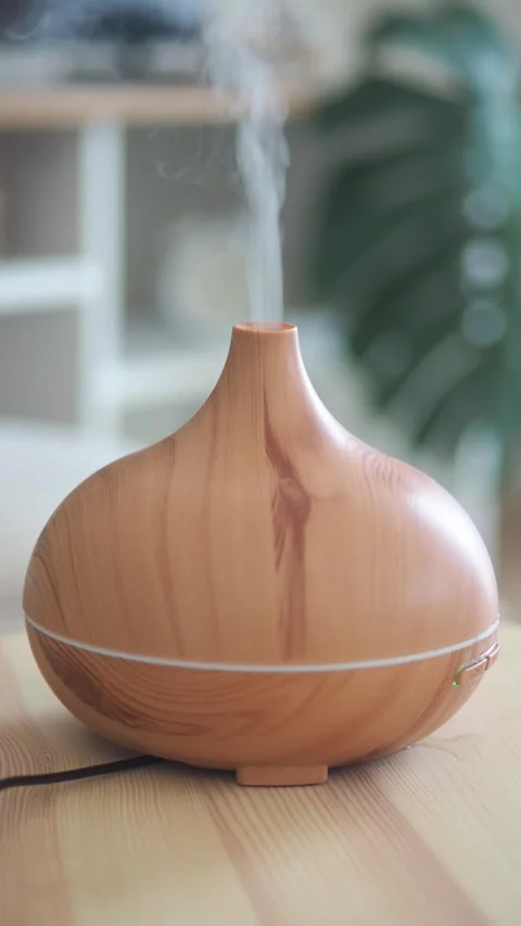 Relaxing aroma diffuser releasing steam in a cozy space Video stock 316732989