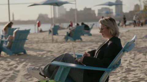 Relaxing Beachside Work Scene Featuring Modern Amenities and a Beautiful View Vídeo Stock 292210032