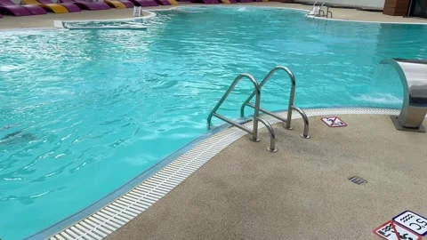 Relaxing empty swimming pool with clear turquoise water Stock-Footage 318283616