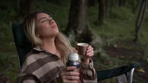 Relaxing in the forest with a cup of coffee Stock-Footage 251574500