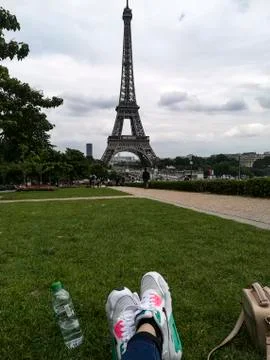 Relaxing in Front of the Eiffel Tower. 写真素材