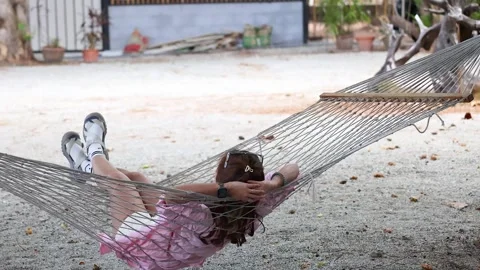 Relaxing in a Hammock at Sarasin Bridge Vídeo Stock 305526224