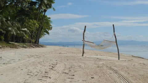Relaxing hammock swings on a beautiful beach Vídeo Stock 306280853