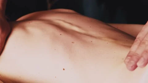 Relaxing massage of the woman's back. Hands of the masseur close up. Видео 195929593