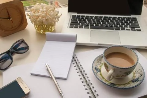 Relaxing office space for work on a white table by the balcony. Foto stock