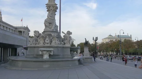 Relaxing at Pallas Athene Fountain, Austrian Parliament Building, Vienna Vídeos de archivo 59572064