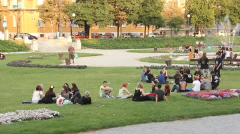 Relaxing in the park Video stock 24777789