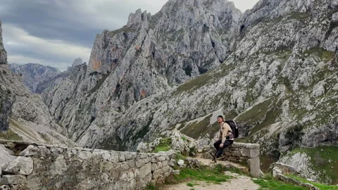 Relaxing on rocky mountain viewpoint in Cabrales 스톡 동영상 339220193